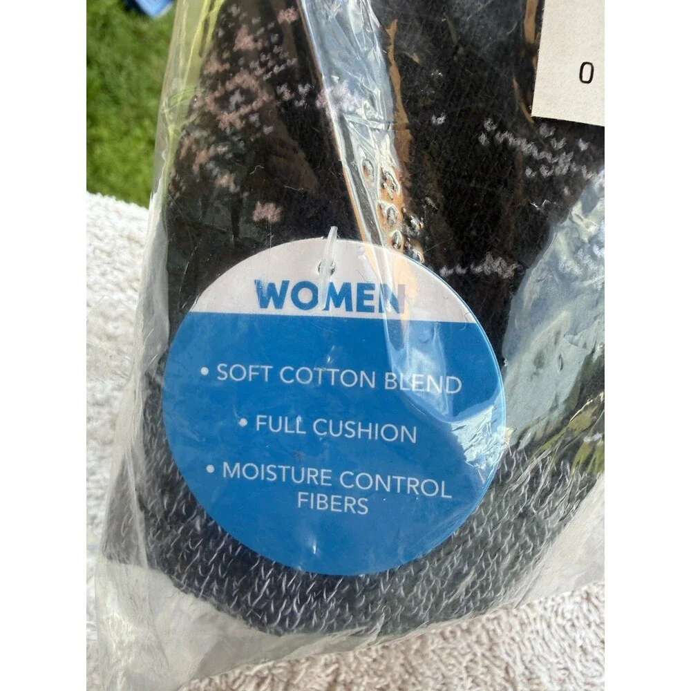 New Columbia Womens 4 Pair Crew Socks. Sz 4-10, Black With snowflakes, Stripes